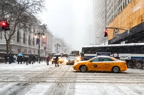 Téli Hóvihar Hóvihar New York City Erős Esik Autók Borított — Stock Fotó