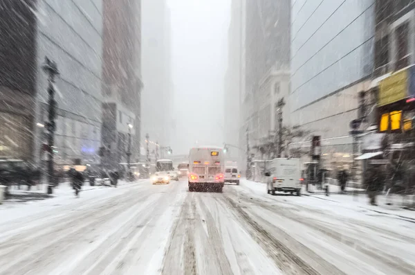 纽约市冬季暴风雪 大雪纷飞 曼哈顿的汽车在暴风雪中被雪覆盖 — 图库照片