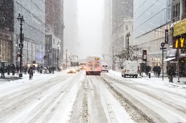 Tormenta Nieve Invernal Ciudad Nueva York Con Fuertes Nevadas Autos — Foto de Stock