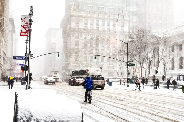 Wintersneeuwstorm Sneeuwstorm New York City Met Zware Sneeuwval Auto Bedekt — Stockfoto