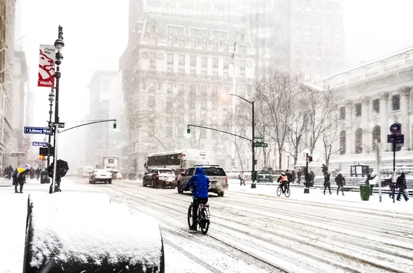 New York 'ta kar fırtınası var. Şiddetli kar yağışı var. Arabalar Manhattan' daki kar fırtınası sırasında karla kaplı..