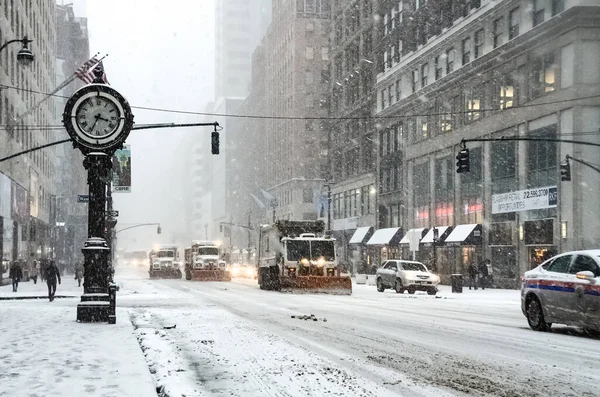 Wintersneeuwstorm Sneeuwstorm New York City Met Zware Sneeuwval Auto Bedekt — Stockfoto