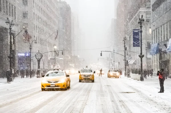 Wintersneeuwstorm Sneeuwstorm New York City Met Zware Sneeuwval Auto Bedekt — Stockfoto