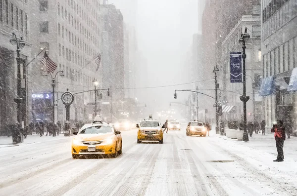 Wintersneeuwstorm Sneeuwstorm New York City Met Zware Sneeuwval Auto Bedekt — Stockfoto