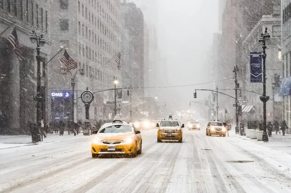 Zimní Sněhová Bouře New Yorku Hustým Sněhovým Pádem Auta Pokrytá — Stock fotografie