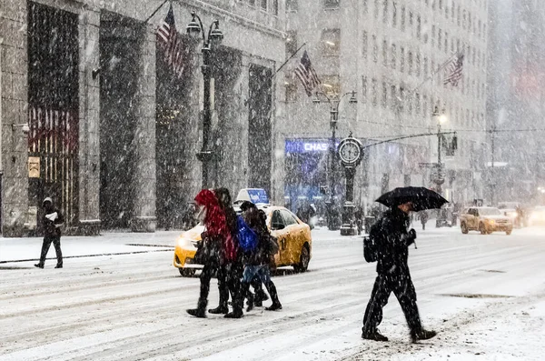 Wintersneeuwstorm Sneeuwstorm New York City Met Zware Sneeuwval Auto Bedekt — Stockfoto