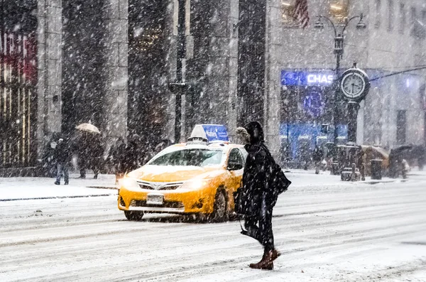 Zimní Sněhová Bouře New Yorku Hustým Sněhovým Pádem Auta Pokrytá — Stock fotografie