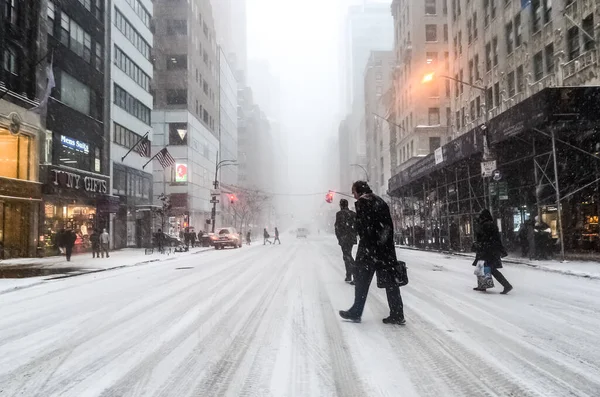 Wintersneeuwstorm Sneeuwstorm New York City Met Zware Sneeuwval Auto Bedekt — Stockfoto