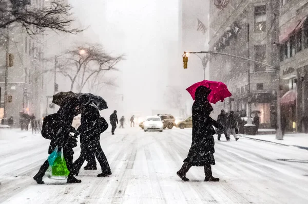 Wintersneeuwstorm Sneeuwstorm New York City Met Zware Sneeuwval Auto Bedekt — Stockfoto