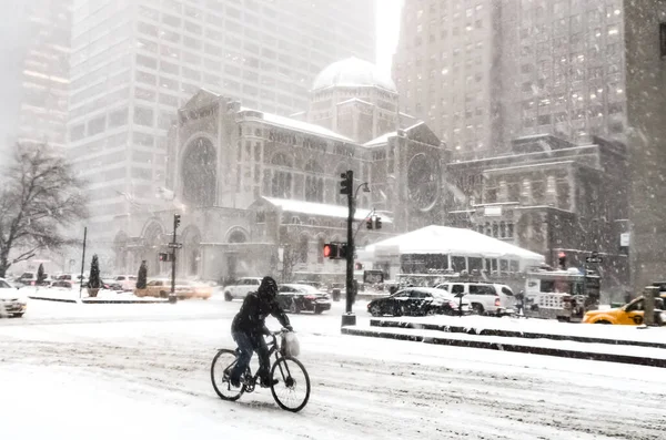 Wintersneeuwstorm Sneeuwstorm New York City Met Zware Sneeuwval Auto Bedekt — Stockfoto