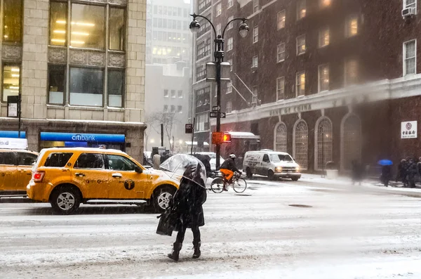 Zimní Sněhová Bouře New Yorku Hustým Sněhovým Pádem Auta Pokrytá — Stock fotografie