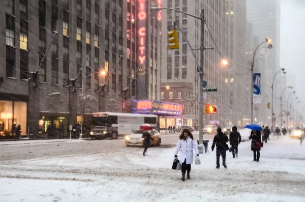 Wintersneeuwstorm Sneeuwstorm New York City Met Zware Sneeuwval Auto Bedekt — Stockfoto