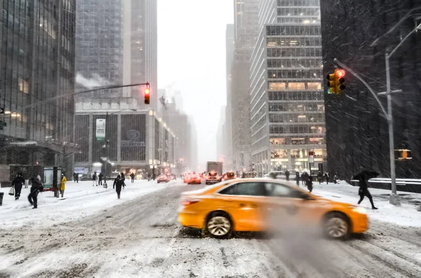 New York 'ta kar fırtınası var. Şiddetli kar yağışı var. Arabalar Manhattan' da karla kaplı. New York, ABD.