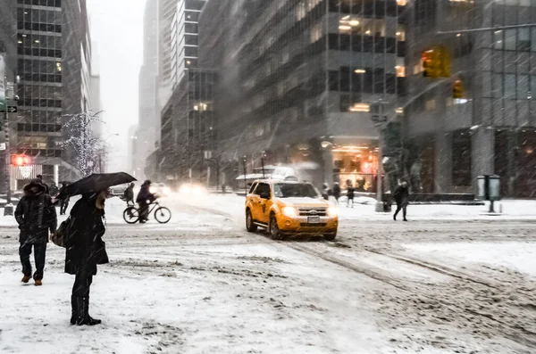 Zimní Sněhová Bouře New Yorku Hustým Sněhovým Pádem Auta Pokrytá — Stock fotografie