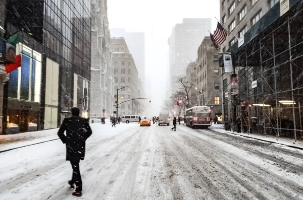 Wintersneeuwstorm Sneeuwstorm New York City Met Zware Sneeuwval Auto Bedekt — Stockfoto