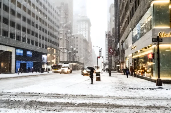 New York 'ta kar fırtınası var. Şiddetli kar yağışı var. Arabalar Manhattan' daki kar fırtınası sırasında karla kaplı..