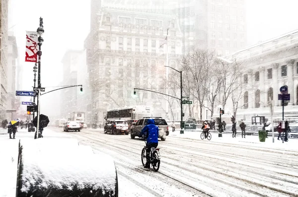 Tormenta Nieve Invernal Ciudad Nueva York Con Fuertes Nevadas Autos — Foto de Stock