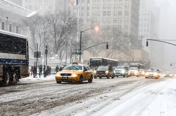 纽约的冬季暴风雪下着大雪 曼哈顿的汽车被雪覆盖着 New York Usa — 图库照片