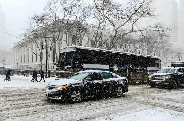 纽约市冬季暴风雪 大雪纷飞 曼哈顿的汽车在暴风雪中被雪覆盖 — 图库照片