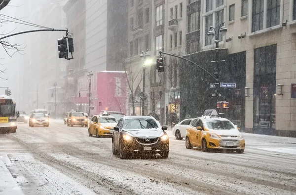 纽约的冬季暴风雪下着大雪 曼哈顿的汽车被雪覆盖着 New York Usa — 图库照片