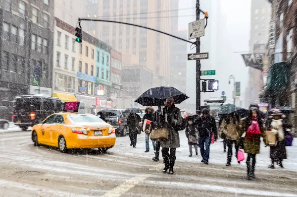 Zimní Sněhová Bouře New Yorku Hustým Sněhovým Pádem Auta Pokrytá — Stock fotografie