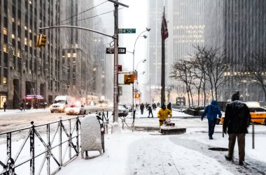 New York 'ta kar fırtınası var. Şiddetli kar yağışı var. Arabalar Manhattan' da karla kaplı. New York, ABD.