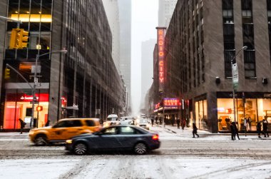 New York 'ta kar fırtınası var. Şiddetli kar yağışı var. Arabalar Manhattan' daki kar fırtınası sırasında karla kaplı..