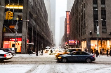 New York 'ta kar fırtınası var. Şiddetli kar yağışı var. Arabalar Manhattan' daki kar fırtınası sırasında karla kaplı..
