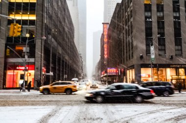 New York 'ta kar fırtınası var. Şiddetli kar yağışı var. Arabalar Manhattan' daki kar fırtınası sırasında karla kaplı..