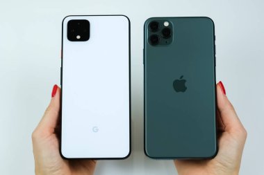 Google Piksel 4 XL açık beyaz renkli ve iPhone 11 Pro Max gece yarısı yeşil yanyana.