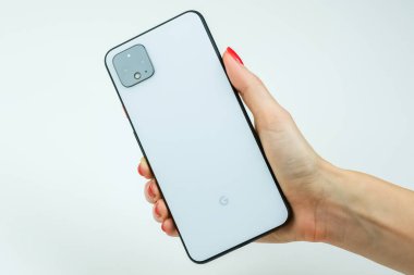 Google Piksel 4 XL açık beyaz renkte 