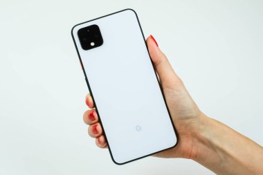 Google Piksel 4 XL açık beyaz renkte 