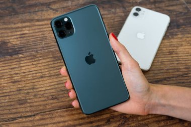 iPhone 11 Pro Max 'in gece yarısı yeşil rengi