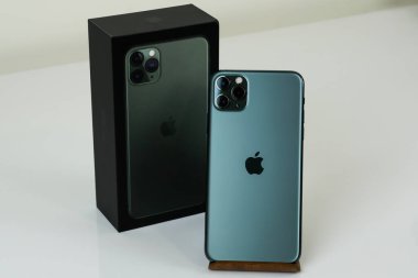 iPhone 11 Pro Max gece yarısı yeşili kutusunun yanında.