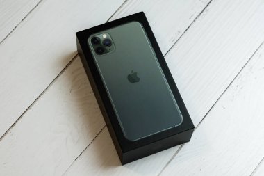 iPhone 11 Pro Max gece yarısı yeşil renkli kutusunda.