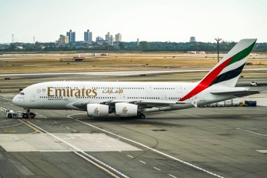 Emirates Airbus A380-800 plakalı A6-EDC plakası Dubai 'den geldikten sonra John F. Kennedy Uluslararası Havalimanı' nda (JFK havaalanı).