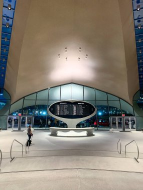 New York, Queens 'teki John F. Kennedy Havaalanı' nda Eero Saarinen tarafından tasarlanan tarihi TWA Hotel terminal binasının Geliş ve Gidiş Tahtası. 