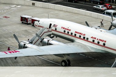 Trans World Airlines - TWA Lockheed L-1649A Starliner plakalı N8083H yeni TWA Hotel terminalinin yanında. Queens, New York.