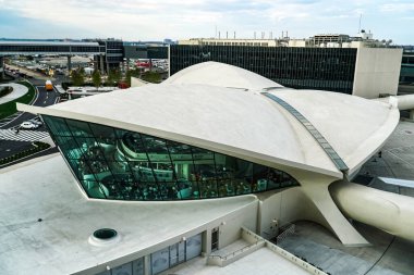New York, Queens 'teki John F. Kennedy Havaalanı' nda bulunan Eero Saarinen tarafından tasarlanan tarihi TWA terminal binasının tarihi manzarası. Queens, New York, ABD.