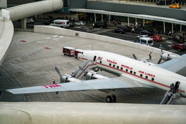 Trans World Airlines - TWA Lockheed L-1649A Starliner plakalı N8083H yeni TWA Hotel terminalinin yanında. Queens, New York.