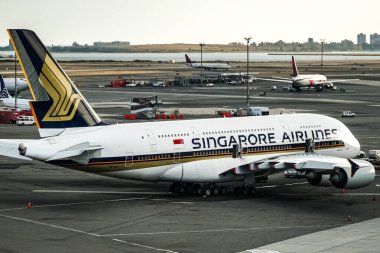 Singapur Havayolları Airbus A380-800. Frankfurt 'tan geldikten sonra John F. Kennedy Havaalanı 9V-SKJ plakalı. Queens, New York, ABD.