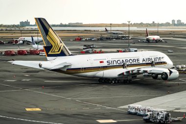 Singapur Havayolları Airbus A380-800. Frankfurt 'tan geldikten sonra John F. Kennedy Havaalanı 9V-SKJ plakalı. Queens, New York, ABD.