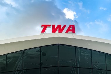 New York, Queens 'teki John F. Kennedy Havaalanı' nda bulunan Eero Saarinen tarafından tasarlanan tarihi TWA terminal binasının tarihi manzarası. Queens, New York, ABD.