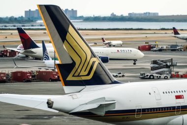 Singapur Havayolları Airbus A380-800. Frankfurt 'tan geldikten sonra John F. Kennedy Havaalanı 9V-SKJ plakalı. Queens, New York, ABD.