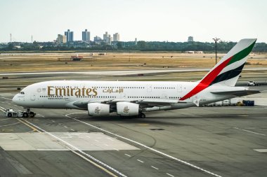 Emirates Airbus A380-800 plakalı A6-EDC plakalı araç Dubai 'den geldikten sonra John F. Kennedy Uluslararası Havalimanı' na (JFK Havaalanı) vergi indiriyor. Queens, New York.