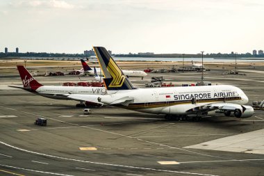 Singapur Havayolları Airbus A380-800. Frankfurt 'tan geldikten sonra John F. Kennedy Havaalanı 9V-SKJ plakalı. Queens, New York, ABD.