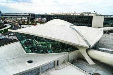New York, Queens 'teki John F. Kennedy Havaalanı' nda bulunan Eero Saarinen tarafından tasarlanan tarihi TWA terminal binasının tarihi manzarası..