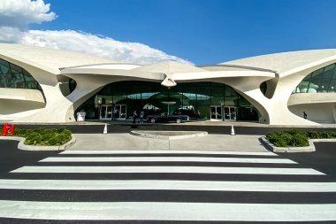 New York, Queens 'teki John F. Kennedy Havaalanı' nda bulunan Eero Saarinen tarafından tasarlanan tarihi TWA terminal binasının tarihi manzarası..