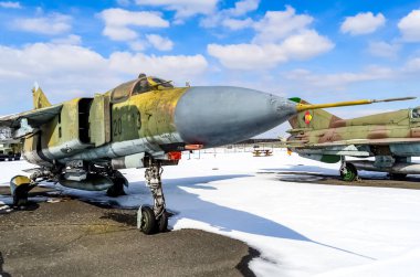 Alman Hava Kuvvetleri Mikoyan-Gurevich MiG-23 Berlin 'deki Askeri Tarih Müzesi' nde (Bundeswehr Askeri Tarih Müzesi) sergilenmektedir. Berlin, Almanya 
