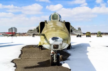 Doğu Alman Hava Kuvvetleri Mikoyan-Gurevich MiG-23 Berlin 'deki Askeri Tarih Müzesi' nde (Bundeswehr Askeri Tarih Müzesi) sergilenmektedir. Berlin, Almanya 